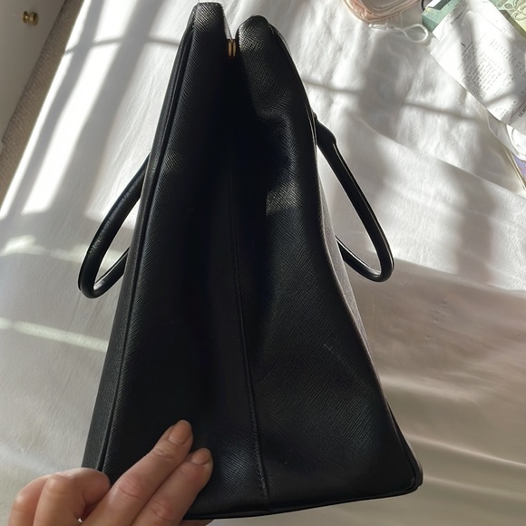 Prada Saffiano leather extra large double zip Galleria tote in black - Picture 6 of 17